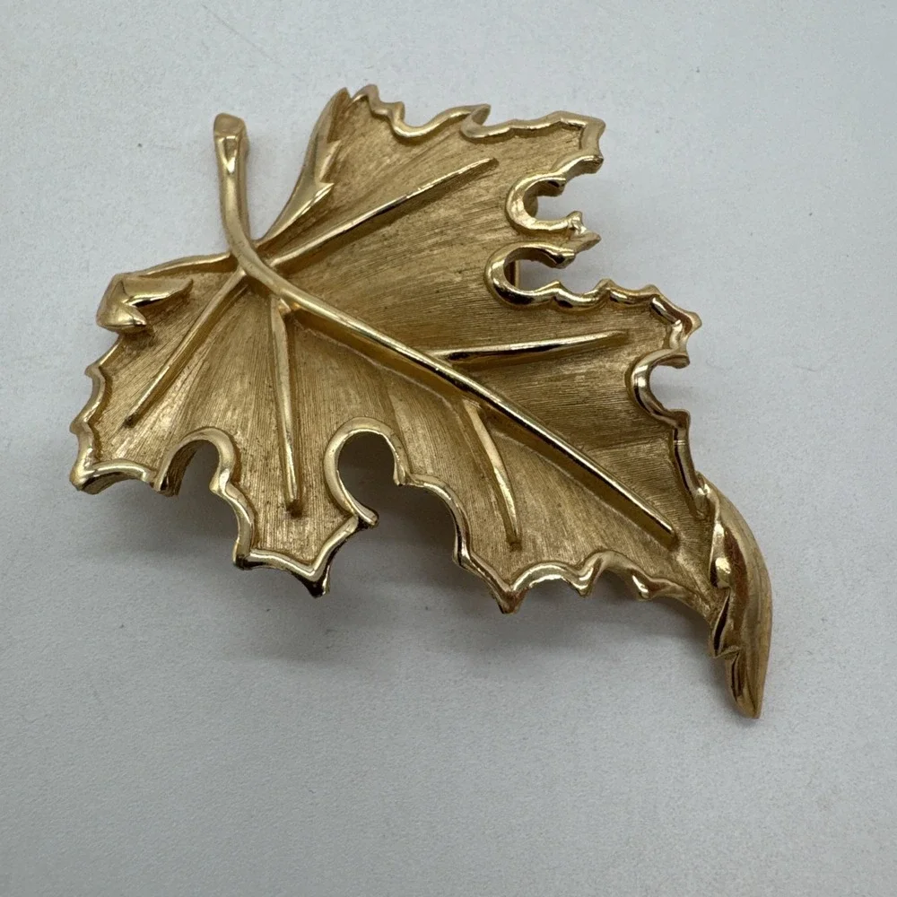 Vintage  Crown Trifari Rhodium Gold Tone Large Leaf Brooch Pin Turned Stem 3